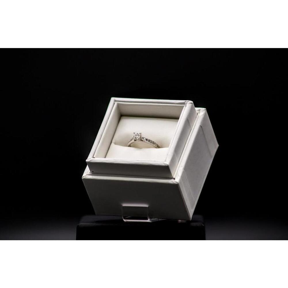 Stunning 14KT White Gold Women’s Solitaire Diamond Ring